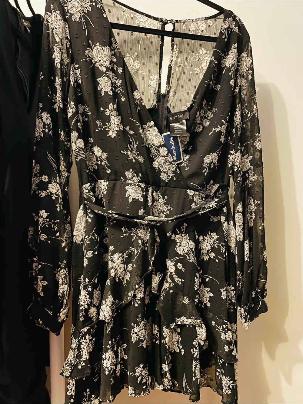 B. Smart Black and White Floral Long-Sleeve v-neck Wrap Dress
